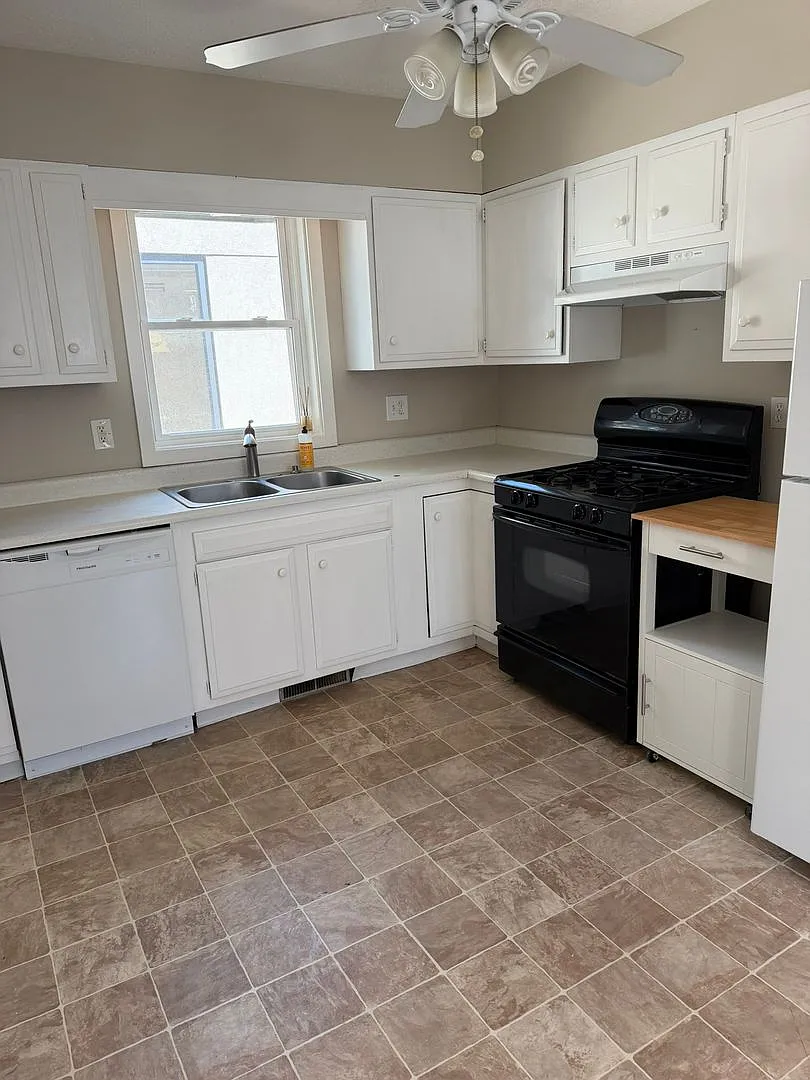 1622 Washington St NE — Photo 1