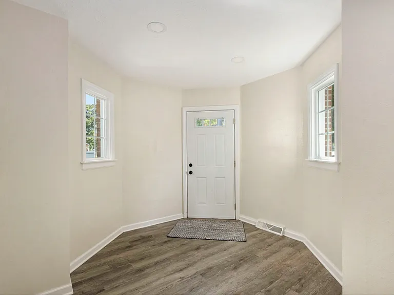 191 E Division St — Photo 13