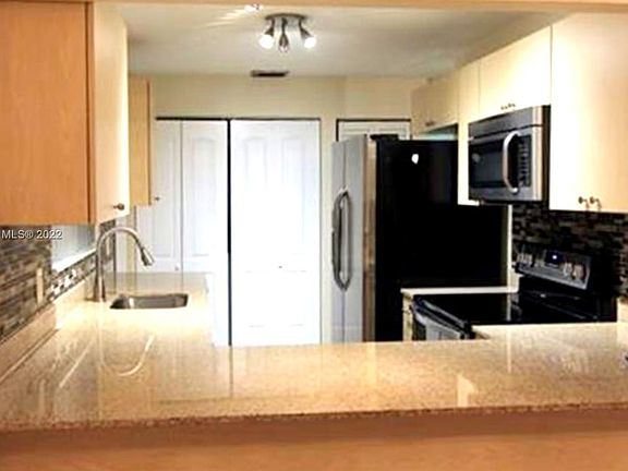 4th image of 3540 SW 24th St Unit 3542