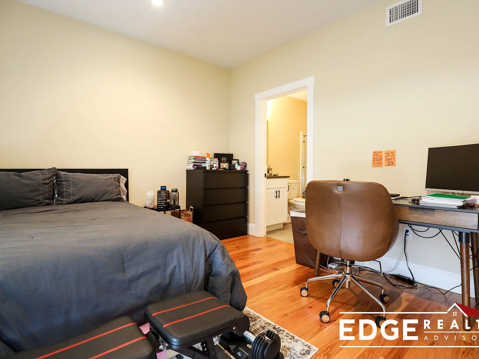 3 bed, 1100 sqft, $4,200 — Photo 4