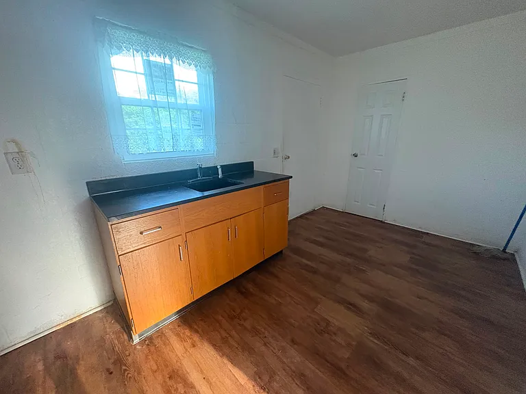 606 Mike St #B — Photo 7