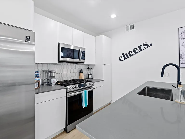 400 E 30th St #205 — Photo 7