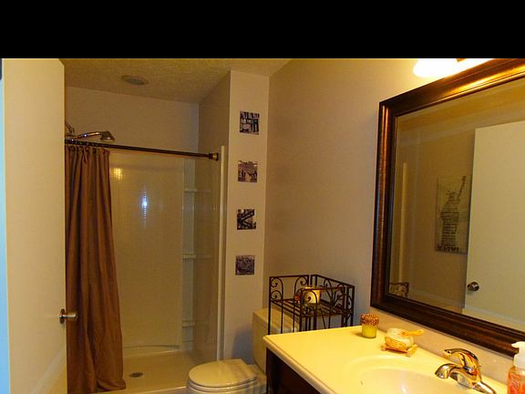 Master bath w/walk in colset