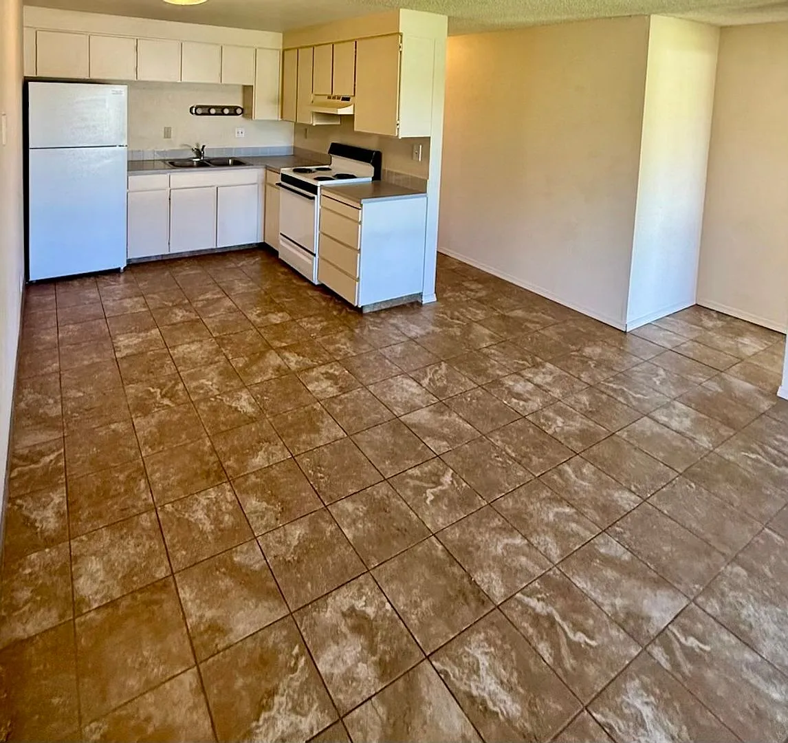 2 Bedroom / 1 Bathroom Upstairs Unit with flexible lease terms — Photo 4