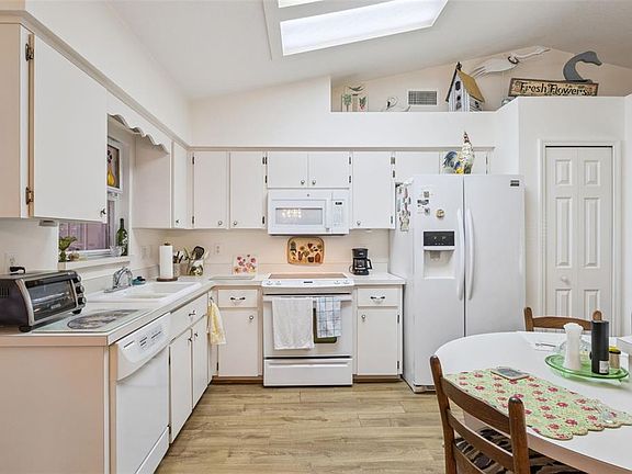 5th image of 27110 Racquet Cir