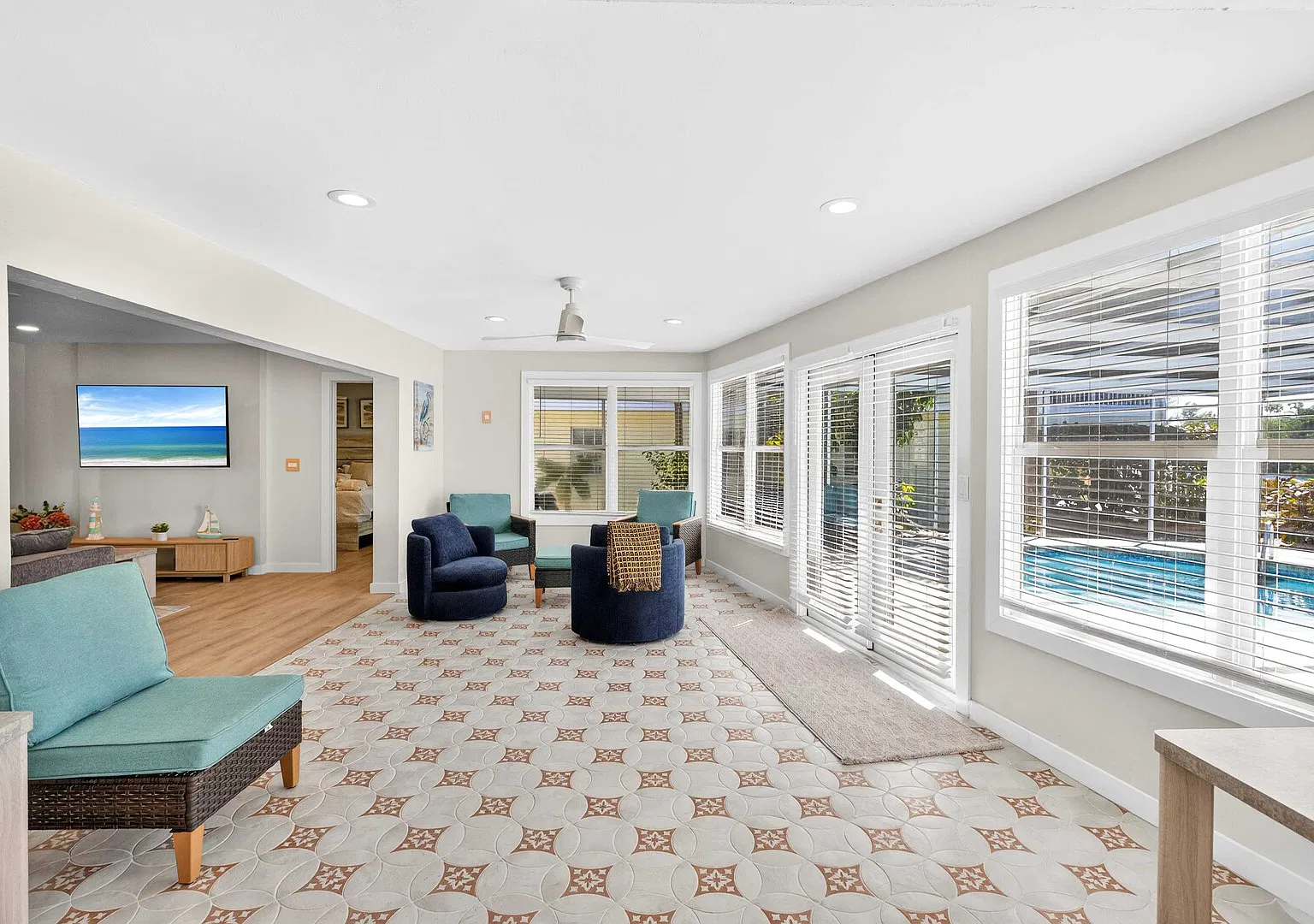 Spacious 4-Bedroom Retreat in Sarasota — Photo 4