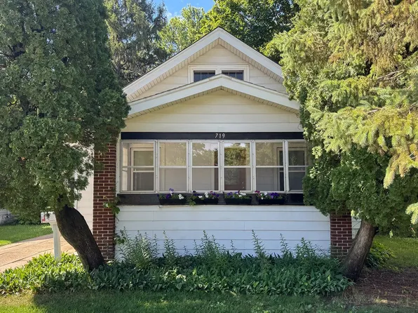 719 Lawn Dr, Loves Park, IL 61111