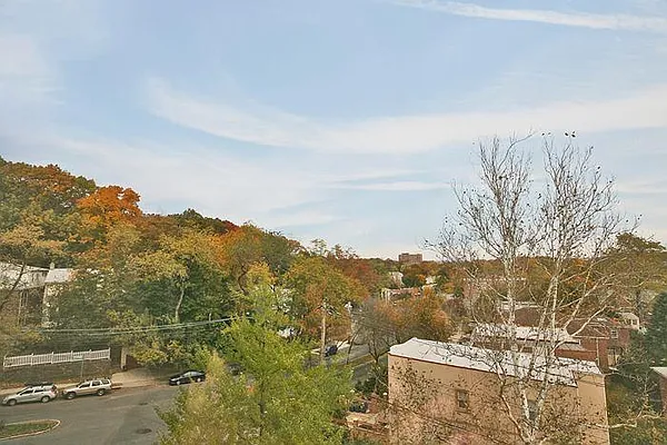 Sold by Douglas Elliman | media 22