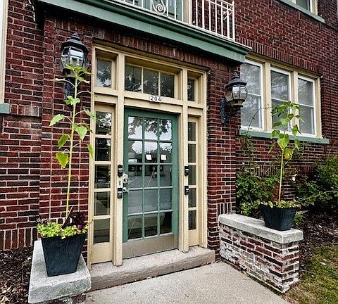 204 W Reservoir - Front Entrance