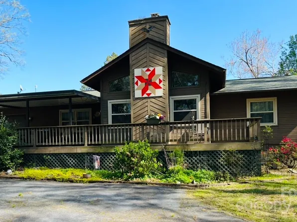 121 Rockwood Dr, Hendersonville, NC 28792