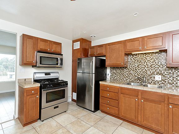 5th image of 801 Torrance St