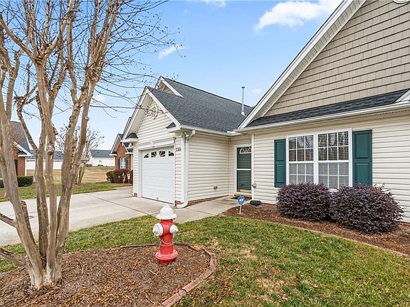 3rd image of 1366 Bayswater Dr