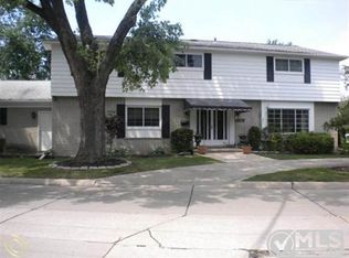 21527 River Rd, Grosse Pointe Woods, MI 48236