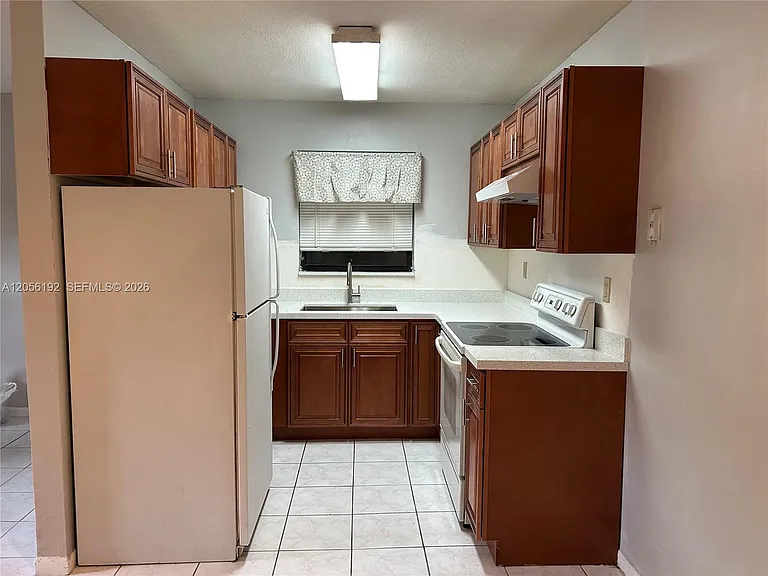 1925 Madison St #14 — Photo 3