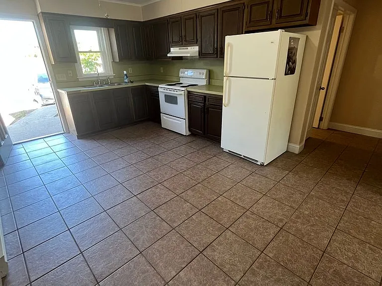 186 E Main St — Photo 5
