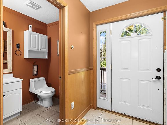 4th image of 320 Clothier St W