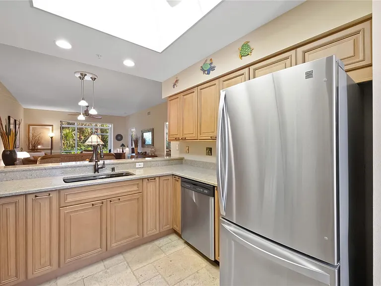 9611 Castle Point Dr #915 — Photo 7
