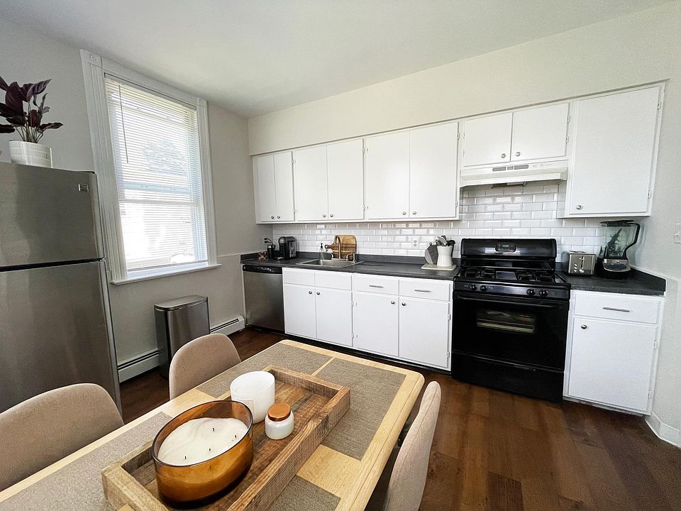 1st image of 10 Willard Pl Floor 1