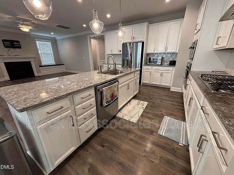 5 bed, 4.5 bath, $3,250 — Photo 2