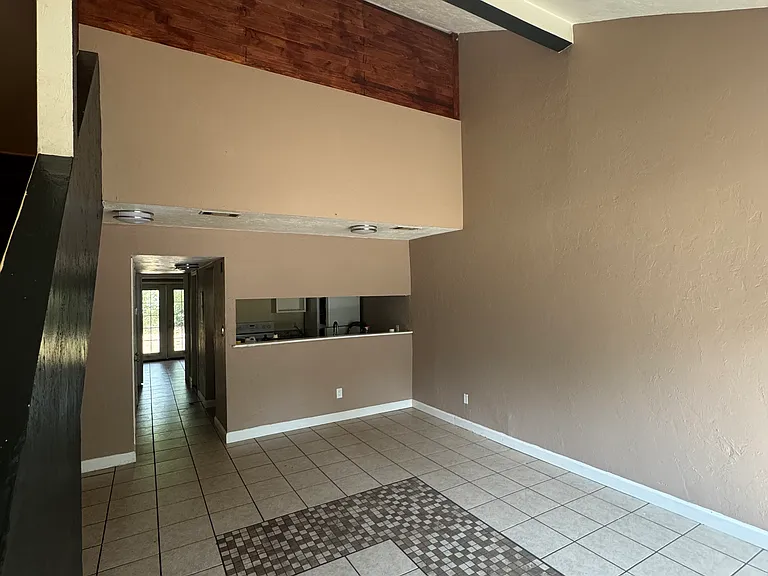 1860 Nekoma Ct — Photo 10