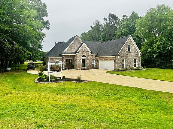 2nd image of 104 White Oak Cv
