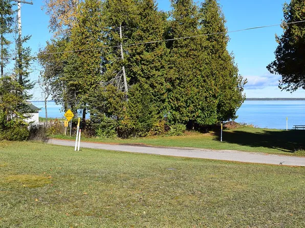 207 Cedar St, Mackinaw City, MI 49701
