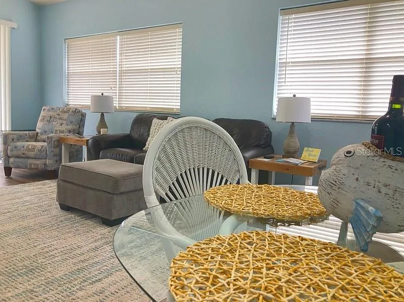 3 bed, 2.0 bath, 1385 sqft, $3,900 — Photo 4