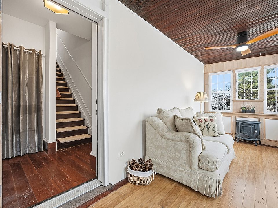 2nd image of 136 7th Ave Floor 2