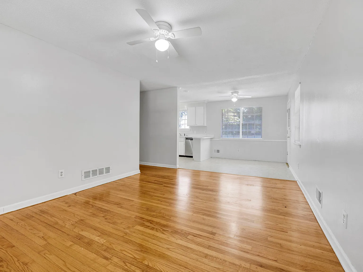 3 bed, 1026 sqft, $1,950 — Photo 4