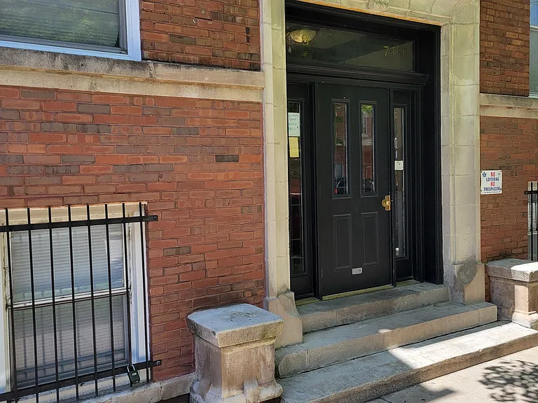 7458 N Greenview Ave #60-2 — Photo 2