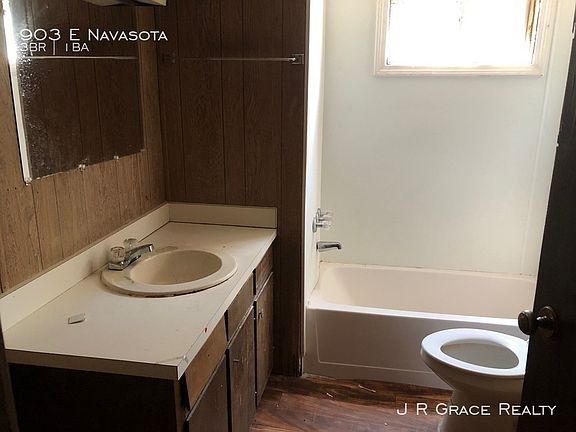 5th image of 903 E Navasota St