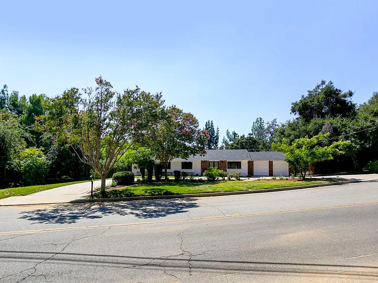 1710 Country Club Dr — Photo 3
