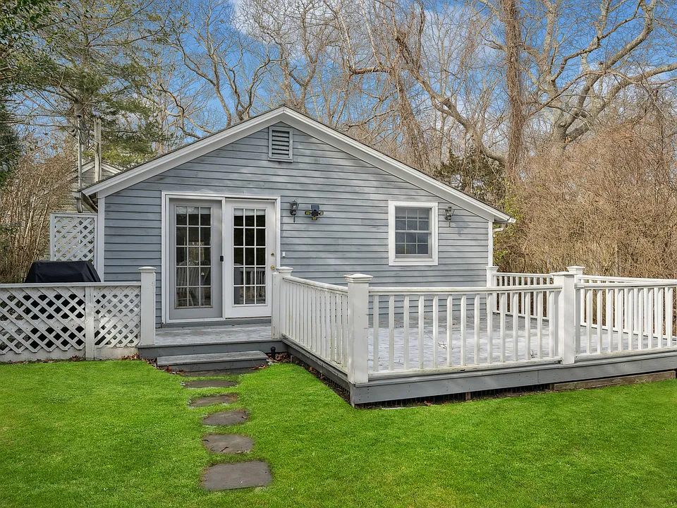 31 Wainscott Stone Rd