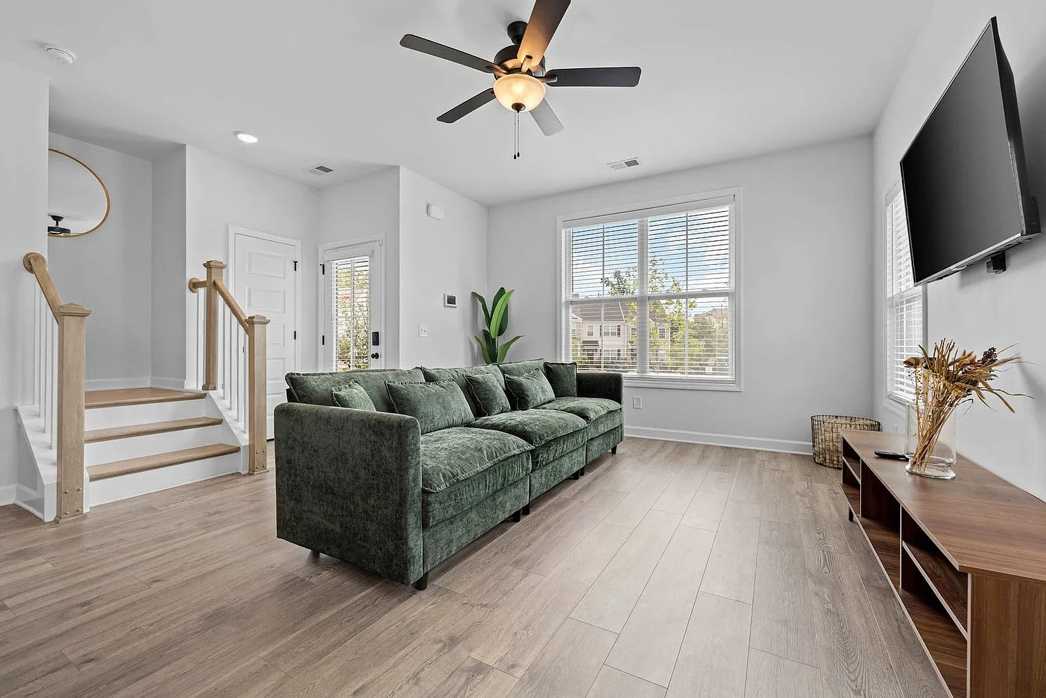 3 bed, 2.0 bath, 1323 sqft, $3,520 — Photo 2