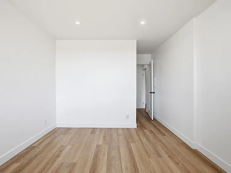 Encino Country Club Apartments — Photo 97