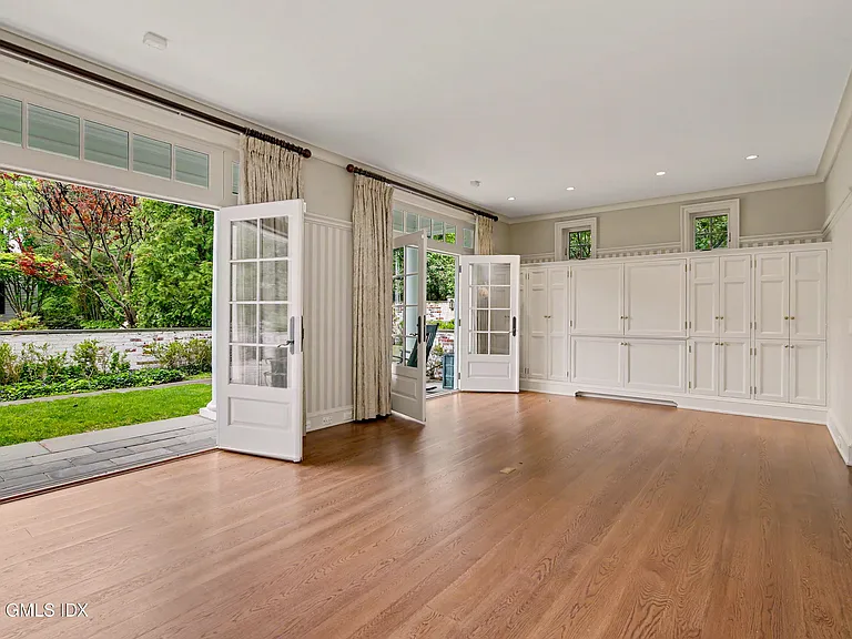 183 E Putnam Ave #CARRIAGE HOUSE — Photo 8