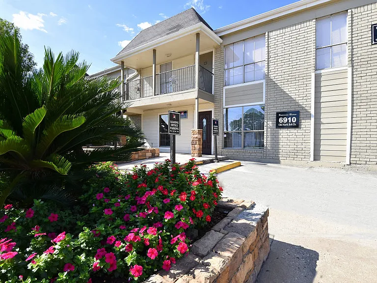 Northlake Manor Apartments — Photo 7