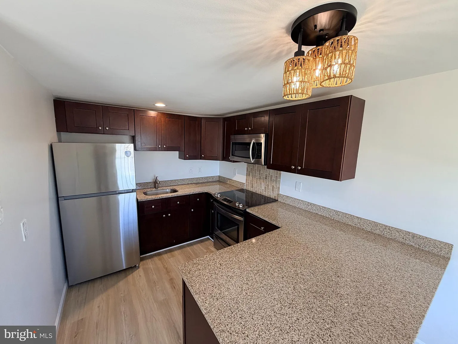 2 bed, 700 sqft, $2,300 — Photo 3