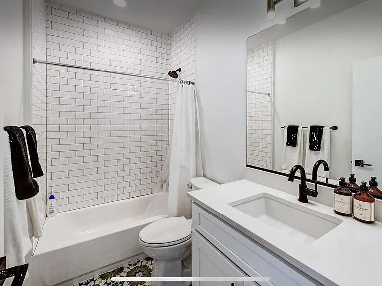 1370 Yates St #1 — Photo 14