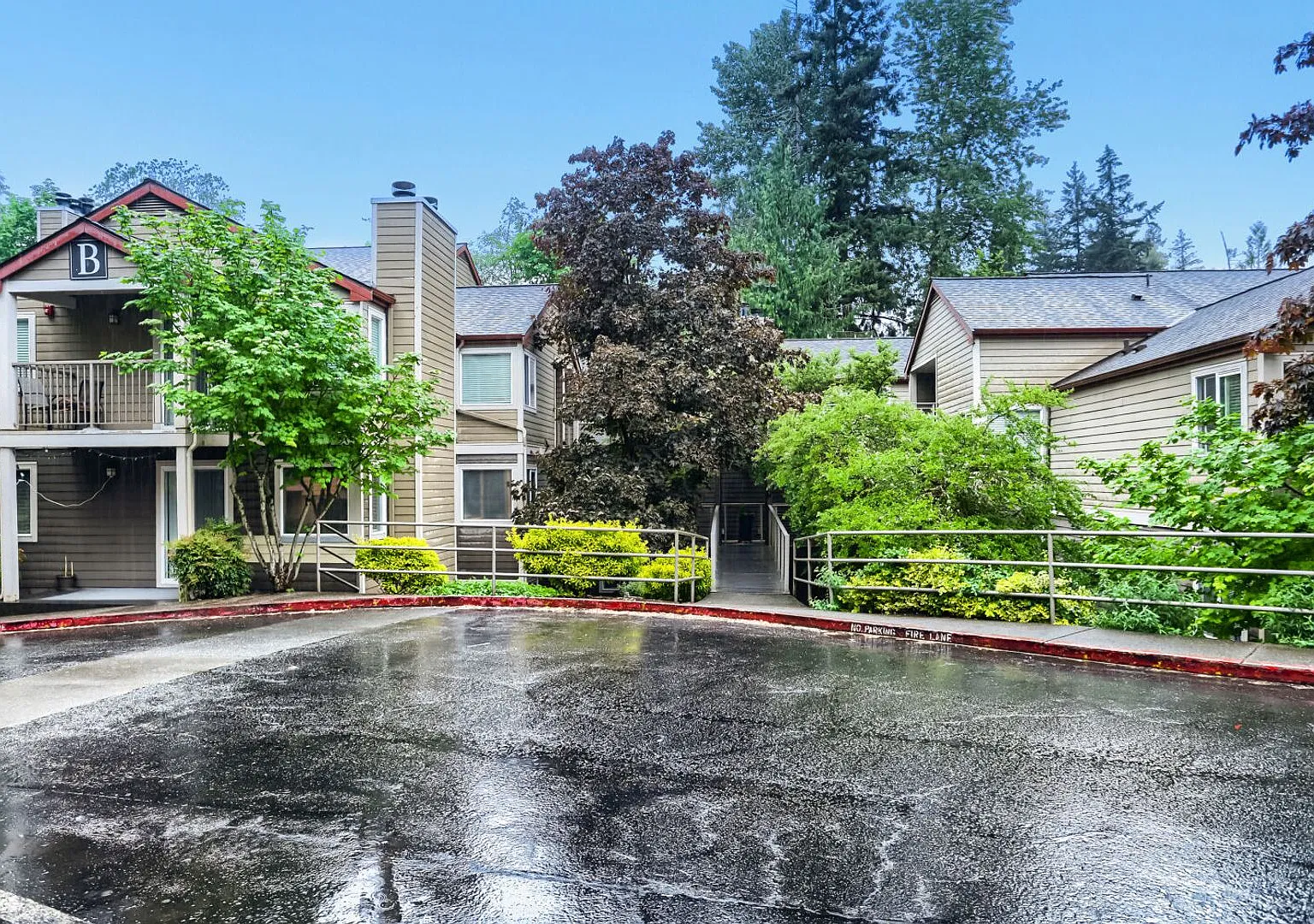 Lovely and Spacious 2 BR/2 Full BA Issaquah Condo. Great Location ! — Photo 1
