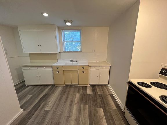 5th image of 305 Tivy St
