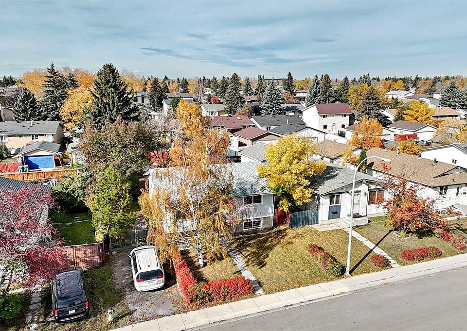 1st image of 856 E Rundlecairn Way NE