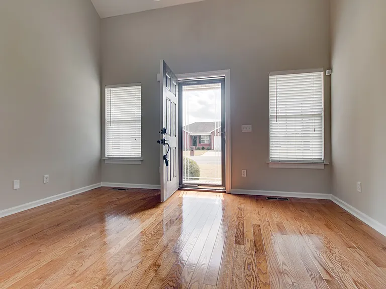 4910 Court Dr — Photo 5