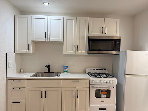2nd image of 2570 Pine St