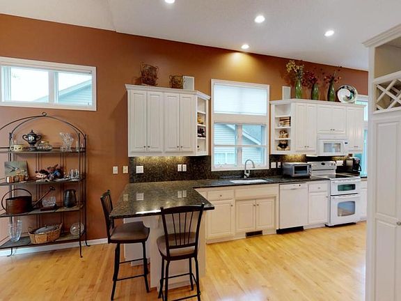 5th image of 11662 Normandale Blvd