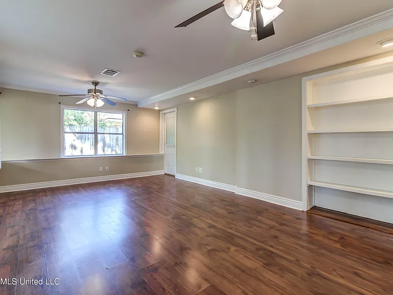 2323 Middlecoff Dr — Photo 18