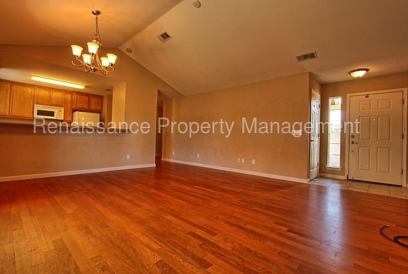 5th image of 425 Acacia St