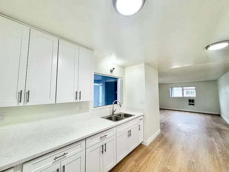 Benton Apartments — Photo 4