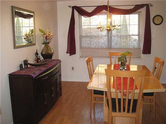 4th image of 32 Pond Hill Ln