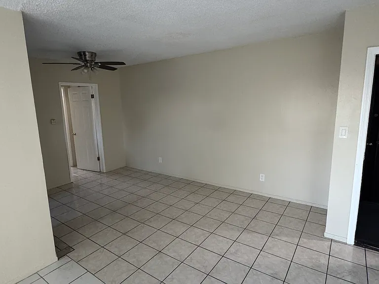 1193 N Ardmore Ave #9 — Photo 1